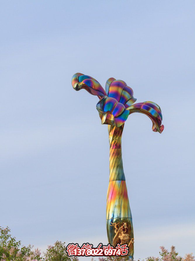 玻璃鋼藝術(shù)雕塑，點(diǎn)綴五彩花朵，為公園景觀帶來絢麗奪目的藝術(shù)氛圍