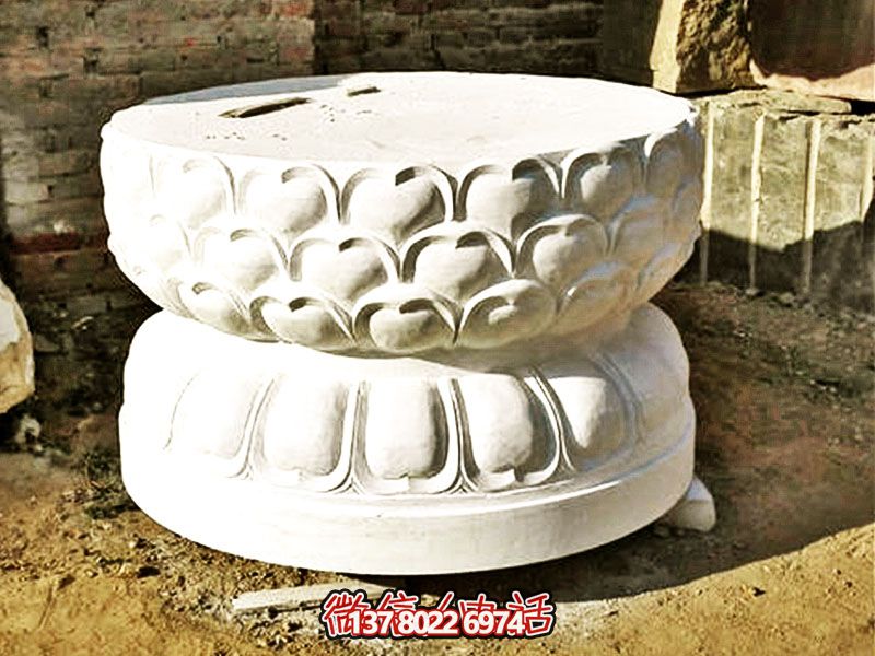 漢白玉制須彌座佛像，以精美圓形飾就古樸寺院