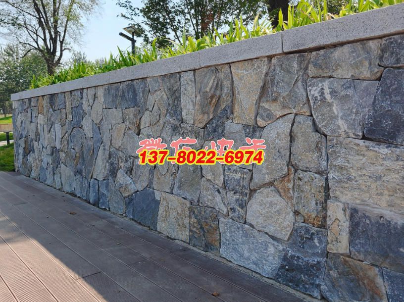 景石碎拼景觀墻：自然與藝術交融的景觀雕塑，石雕工藝的質樸美學呈現